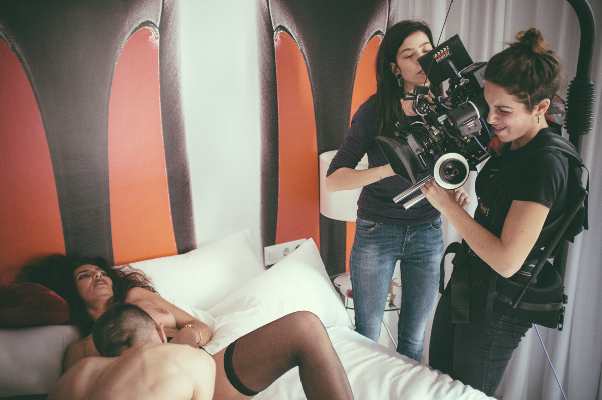 hot-movie-mother-on-tiner02